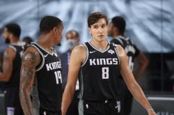 AYXapp下载-关于鹈鹕翻盘国王，乔治·希尔统治全场的信息