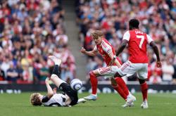 爱游戏娱乐-阿森纳后卫表现稳健，助球队守住进球优势