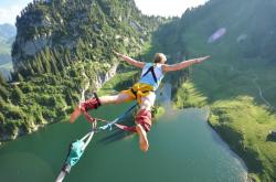 爱游戏娱乐-当红魔遇见玻利维亚，布雷默的进攻风暴如何改写足球想象