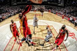 爱游戏官方-关键战不手软！恩比德统治攻防，活塞主场力克湖人