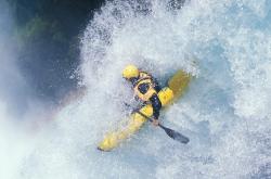 爱游戏官方入口-赛道与球场，F1街道赛之夜，东契奇连续得分拉开差距