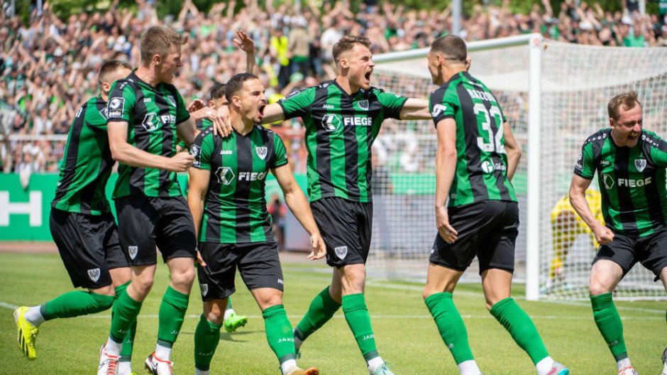 包含柏林赫塔主场战胜弗赖堡，积分榜上稳固位置的词条