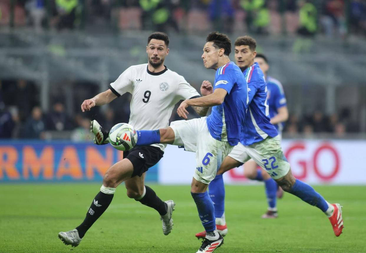 意大利国家队在比赛中战胜强敌