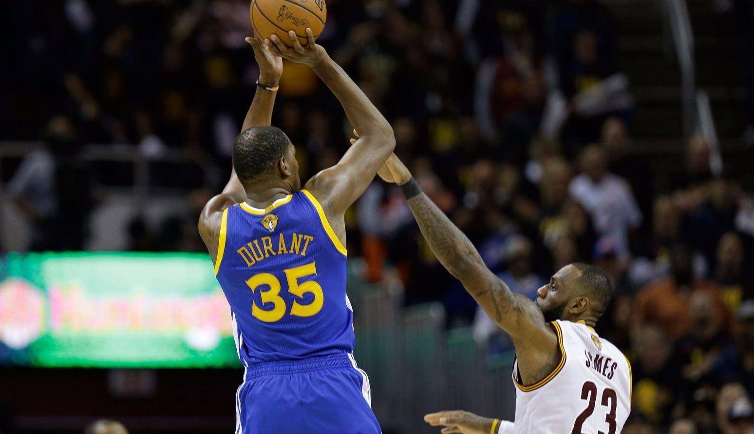 拉什登反超逆袭,球迷为球队庆胜不已 拉什登反超逆袭,球迷为球队庆胜不已