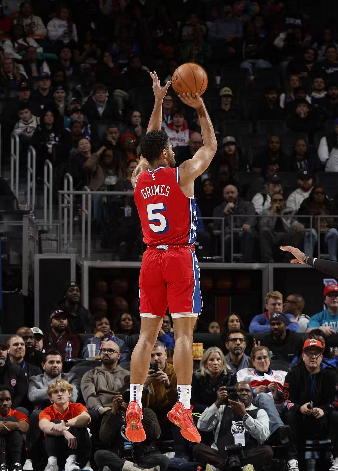 人客场力克活塞,恩比德砍下分 人客场力克活塞,恩比德砍下分