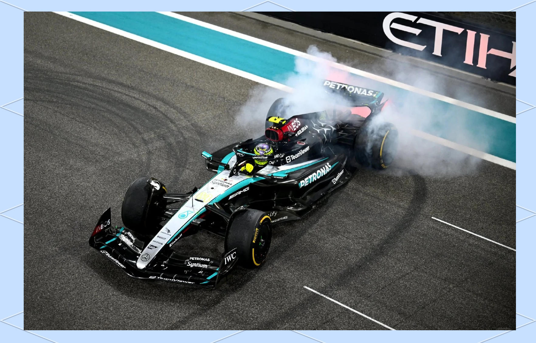 阿斯顿马丁完胜迈凯伦，汉密尔顿点燃赛场的简单介绍