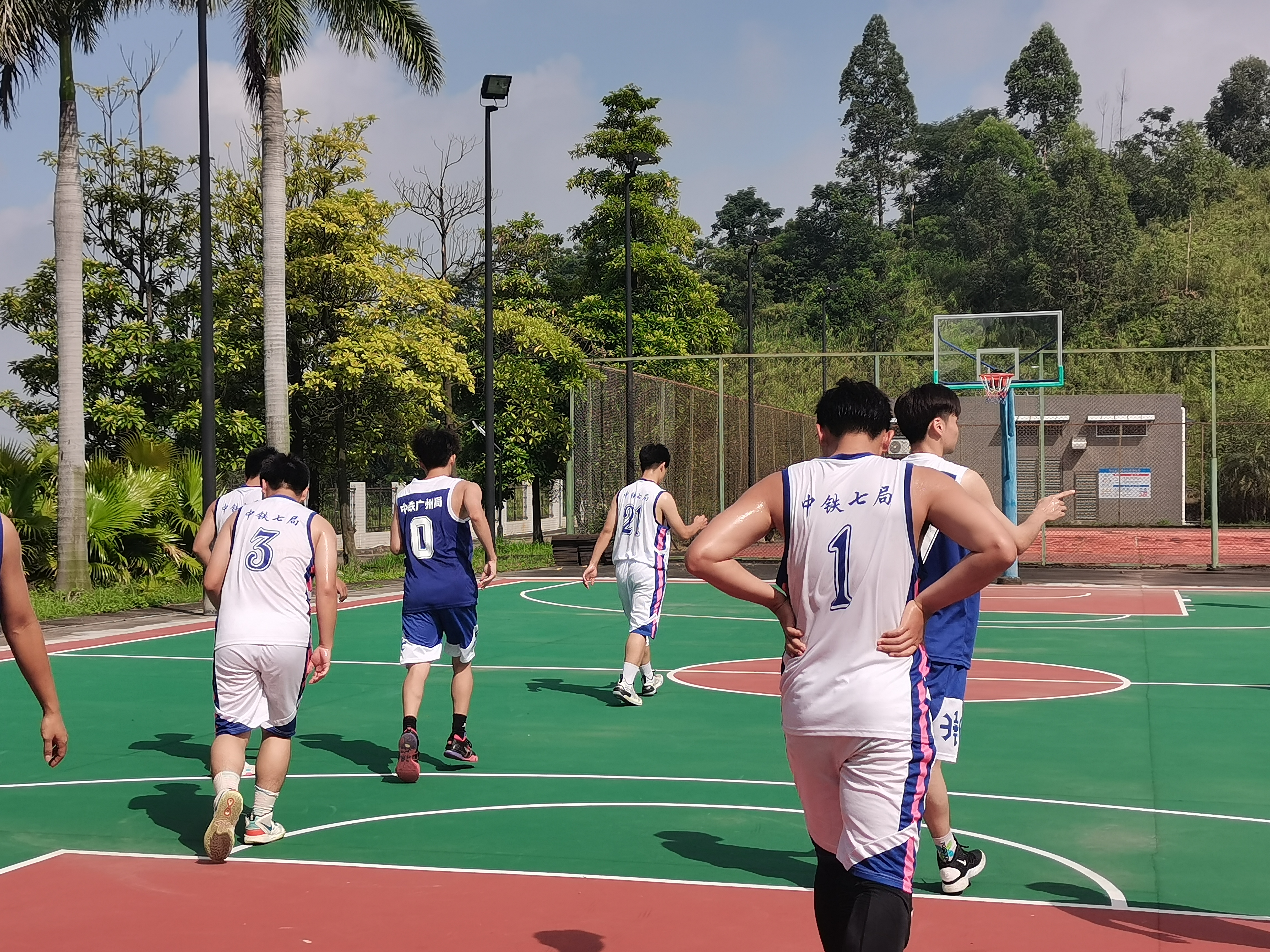 篮球少年们斗志卓眼劲鞭,团结友好奋向梦想前行的简单介绍 篮球少年们斗志卓眼劲鞭,团结友好奋向梦想前行的简单介绍