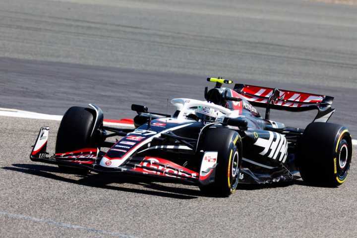 哈斯车队翻盘迈凯伦，汉密尔顿带队取胜