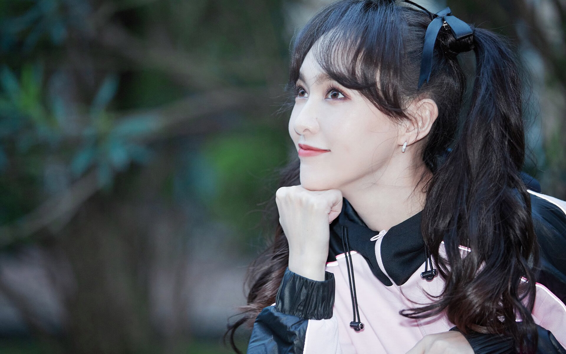 东决关键战焦点战，中国强压曼联，体育世界的奇妙交汇