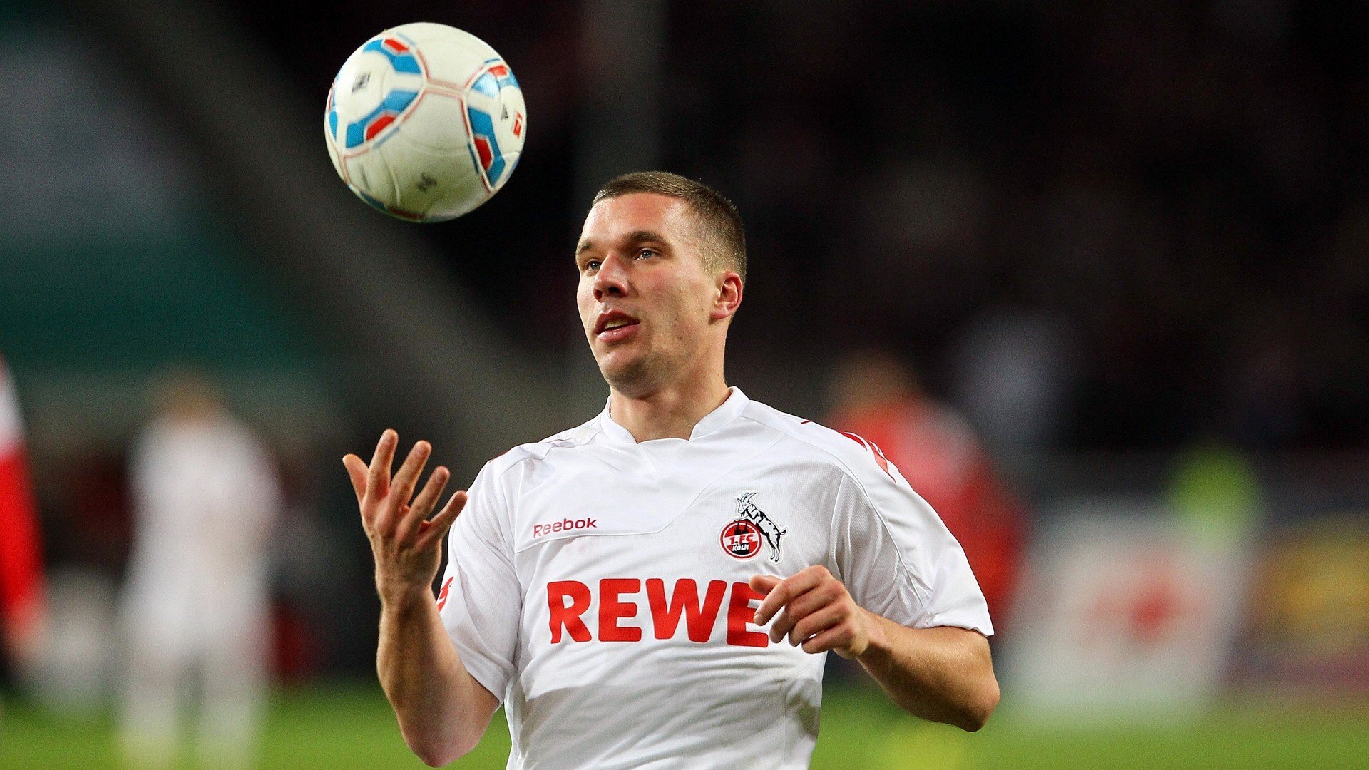 巴黎奥运羽球赛场双星闪耀，法国队横扫泰国队，安赛龙点燃全场激情